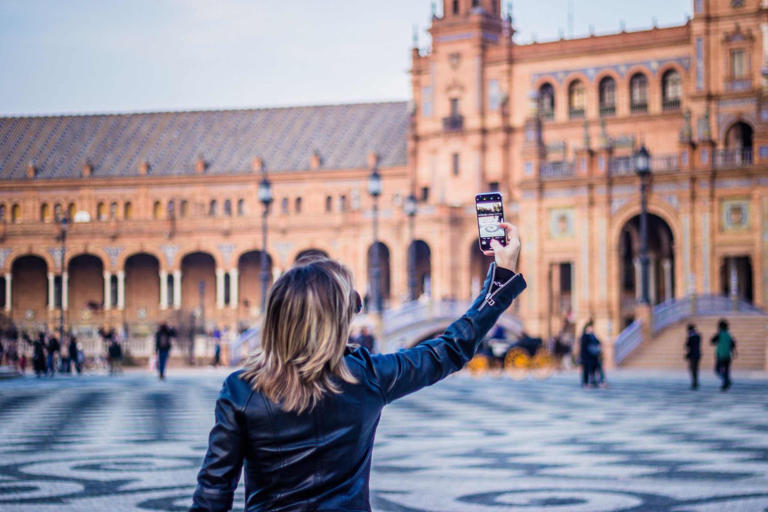 Turista hace una foto de la Plaza de España de Sevilla