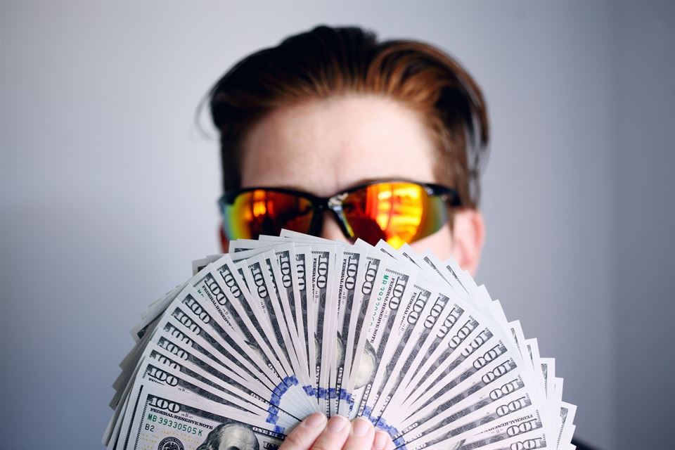hombre-gafas-dinero-instagram-para-promocionar-tu-alquiler-vacacional