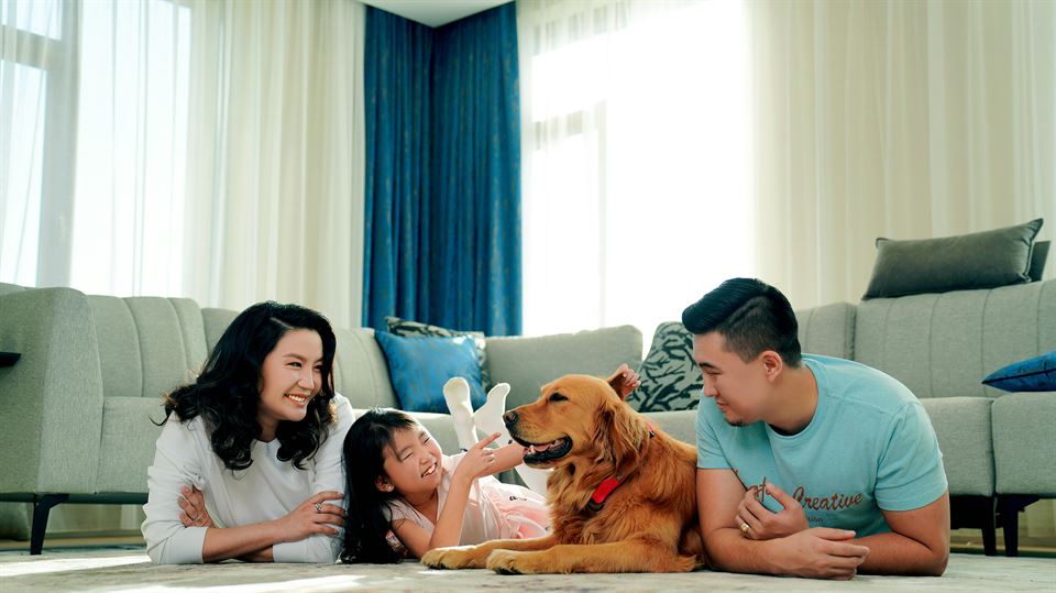 familia-perro-alquiler-vacacional-pet-friendly