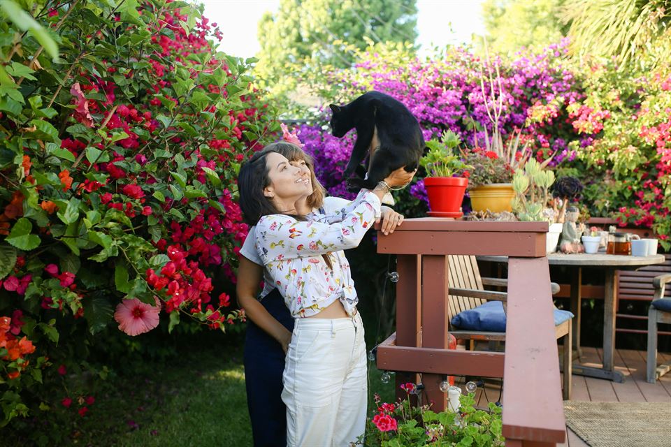 mujeres-jardin-gato
