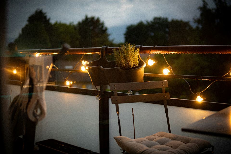luces-de-guirnaldas-balcon-vivienda-vacacional