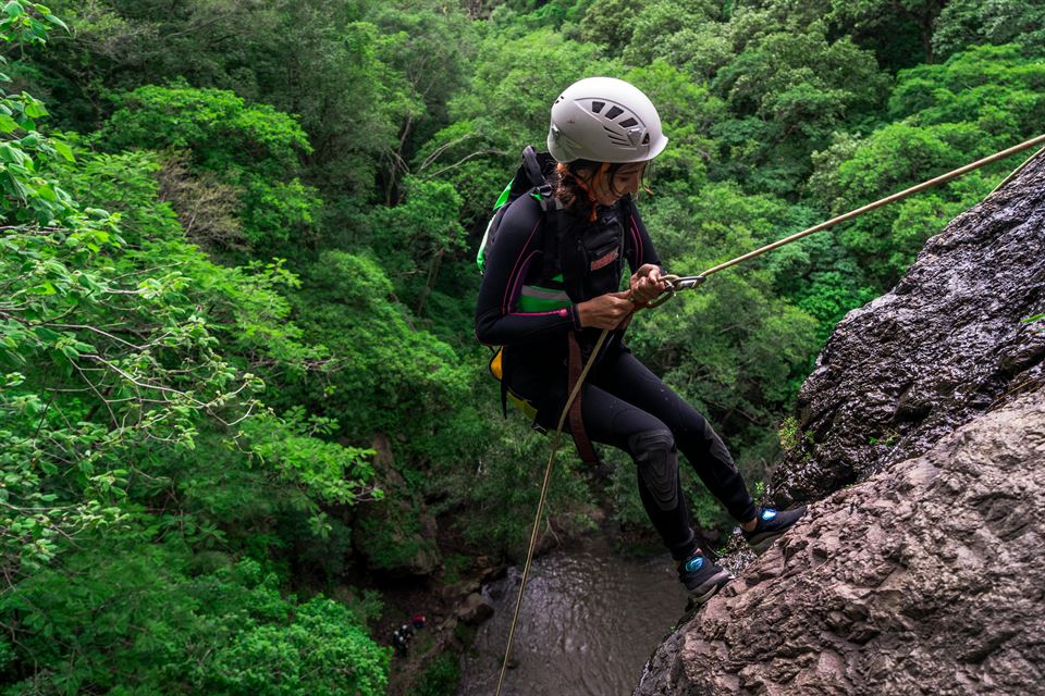 mujer-haciendo-rappel-actividades-para-ofrecer-turismo-experiencial-en-el-alquiler-vacacional