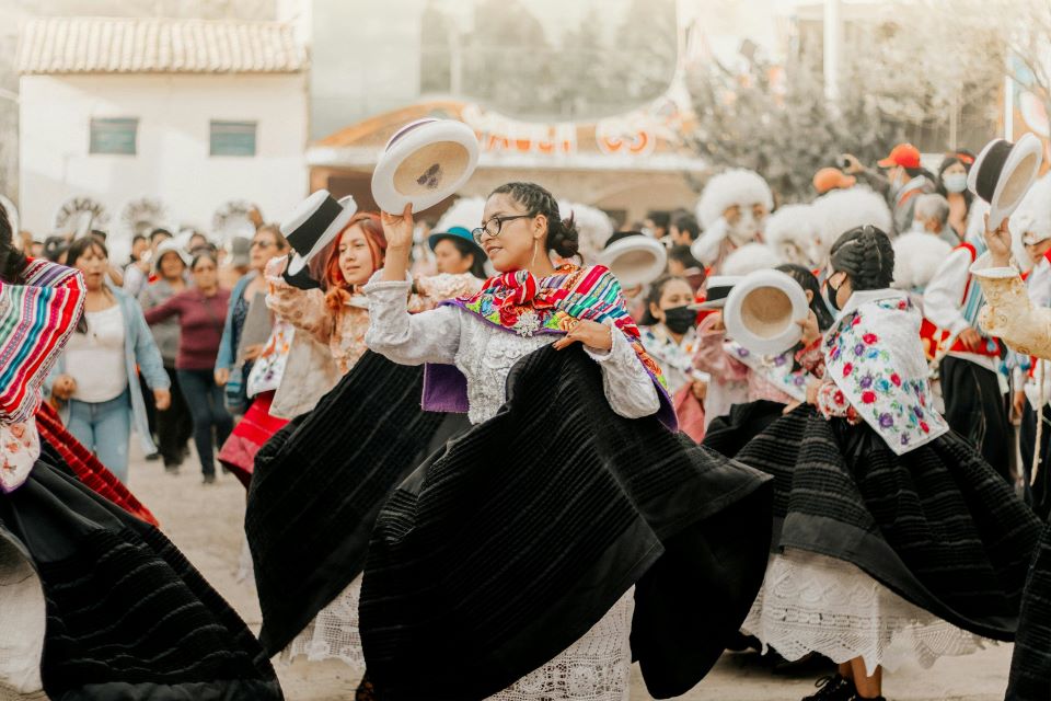 mujeres-en-baile-tradicional-peru