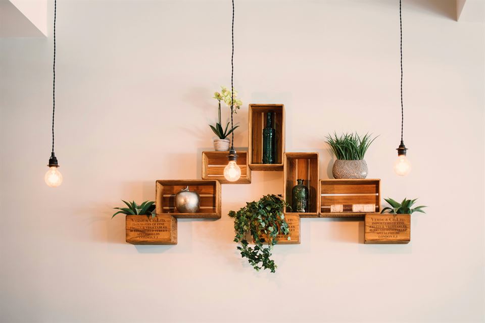 macetas-en-cajas-de-madera-en-la-pared-consejo-para-decorar-tu-alquiler-vacacional-con-plantas