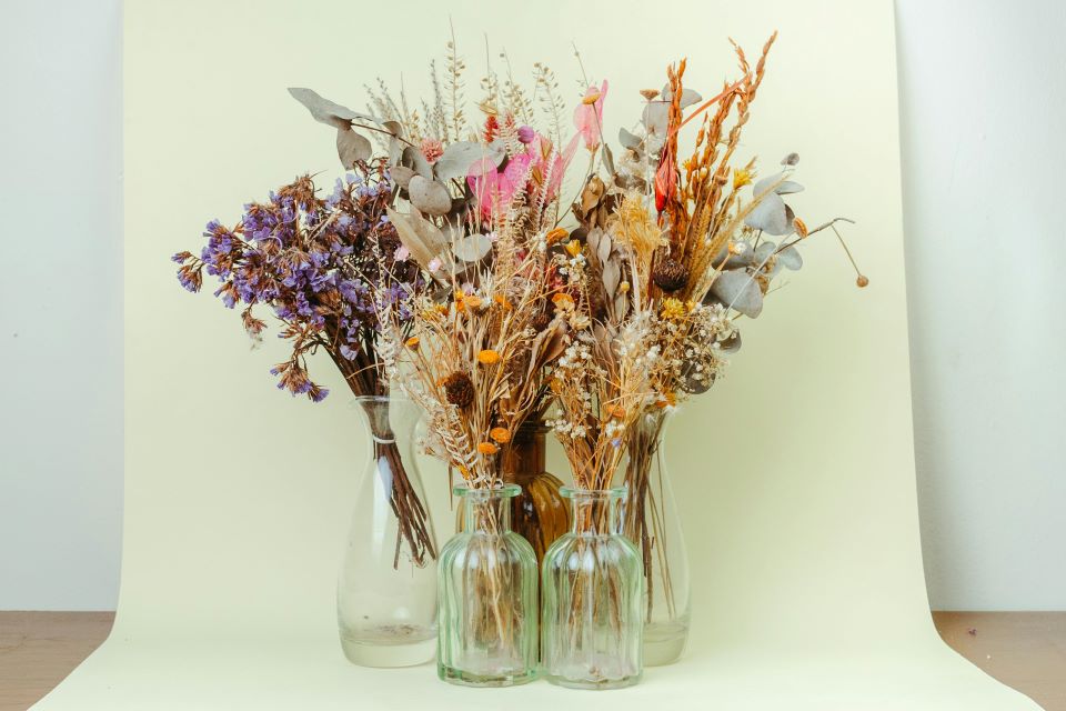 varios-ramos-de-flores-preservadas-en-jarrones
