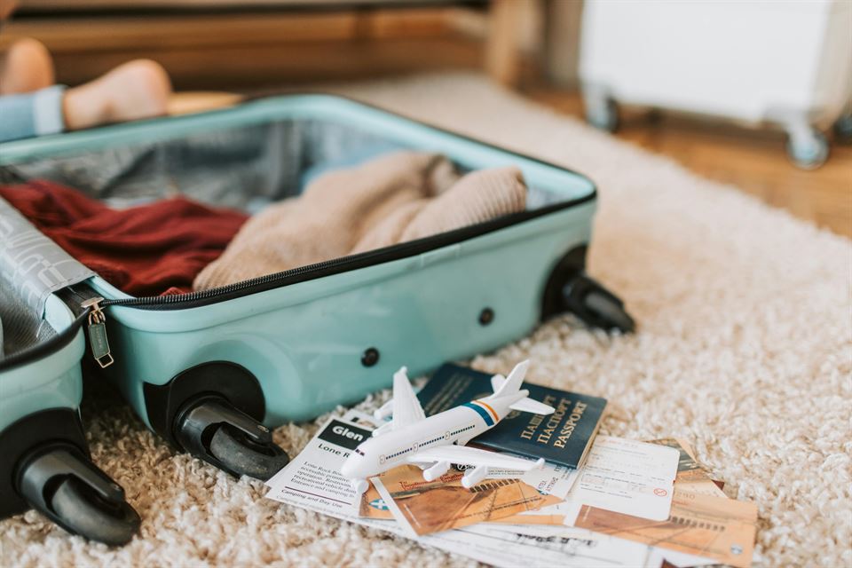 maleta-con-ropa-viaje-abierta