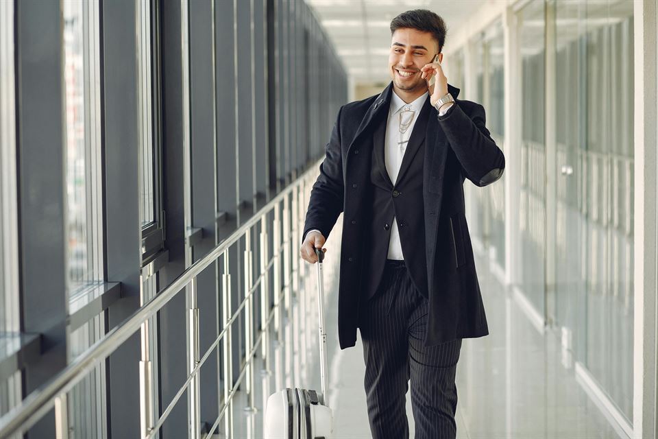 viajero-aeropuerto-habla-por-telefono