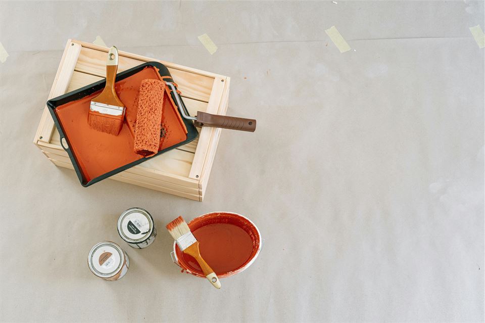 pintura-naranja-con-brocha-rodillo-cubo
