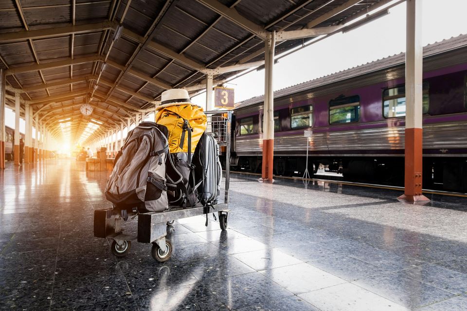 varias-maletas-en-el-anden-de-una-estacion-ofrece-el-early-check-in-en-el-alquiler-vacacional