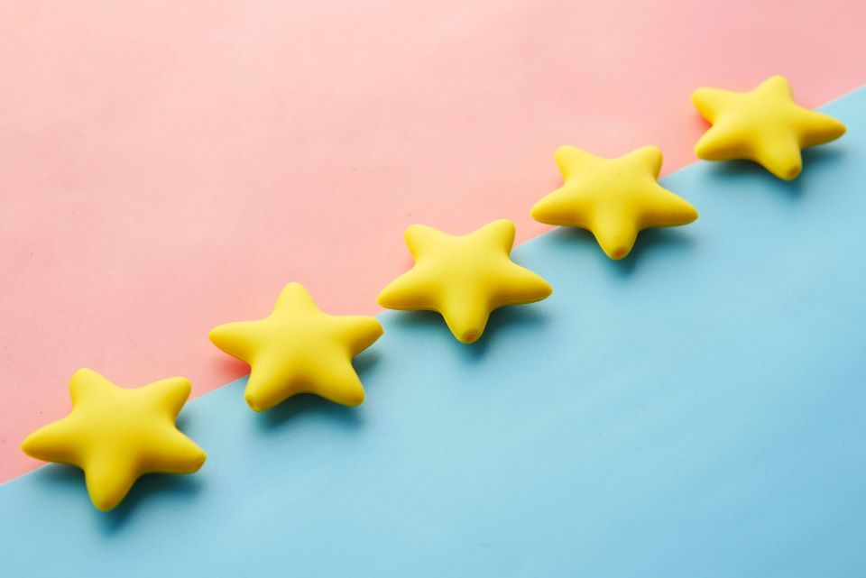 5-estrellas-amarillas-en-fondo-azul-rosa