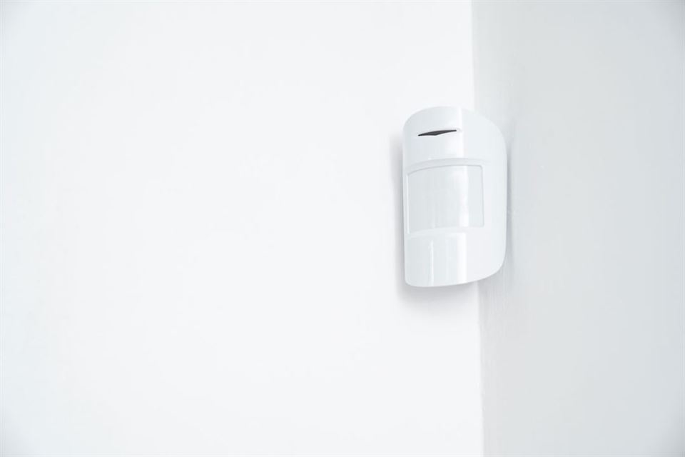 sensor-de-movimiento-colocado-pared