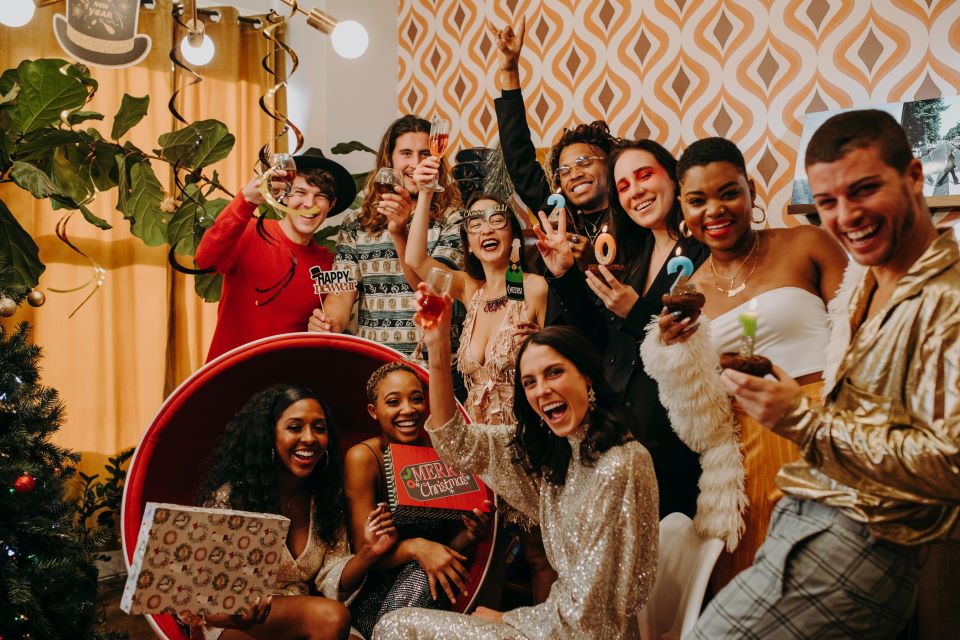 jovenes-de-celebracion-en-una-vivienda