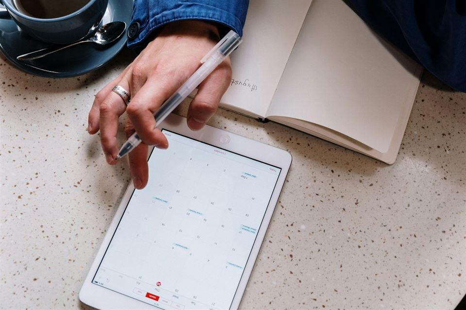 mujer-toca-pantalla-tablet-calendario