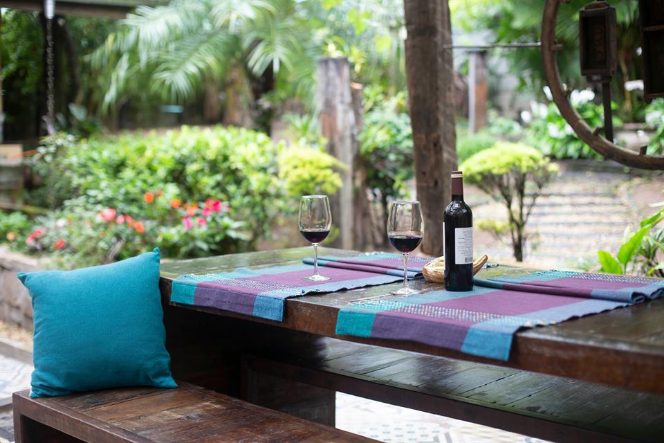 mesa-de-patio-de-alquiler-vacacional-para-la-primavera