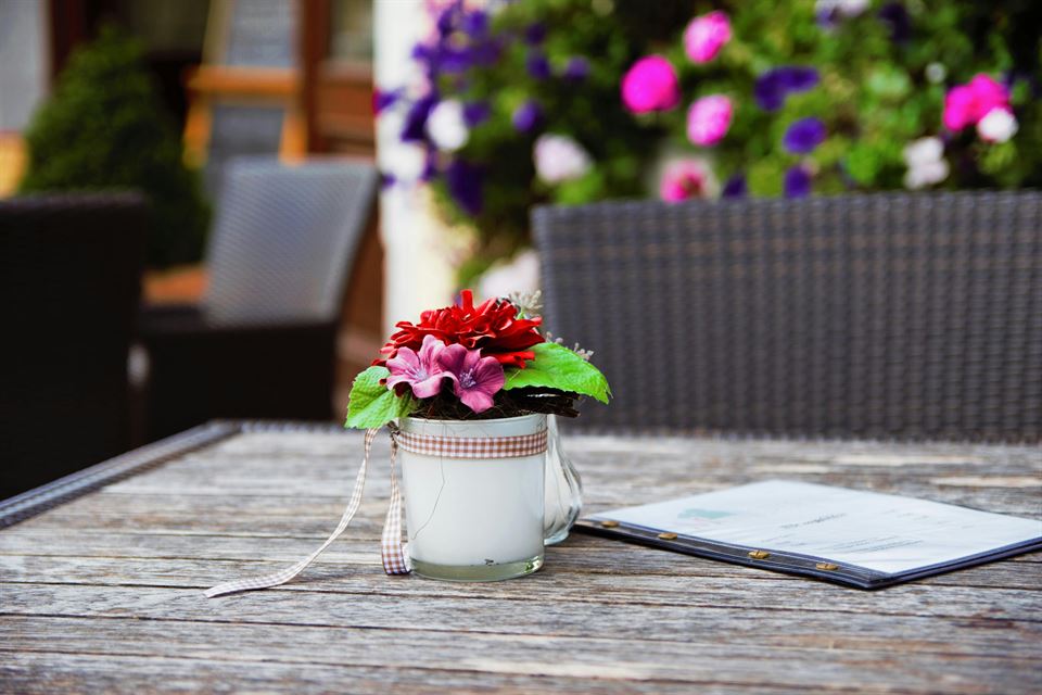 flor-encima-mesa-patio