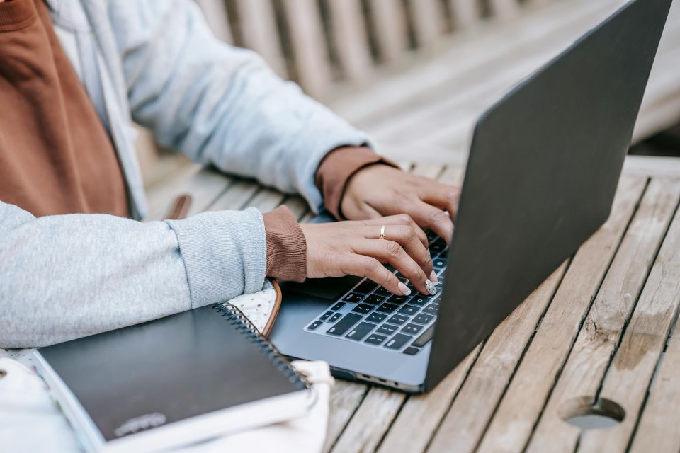 mujer-escribe-ordenador-portatil