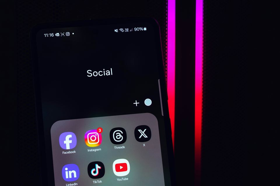 mirar-aplicaciones-redes-sociales-movil-para-hacer-un-analisis-de-la-competencia-de-tu-alquiler-vacacional