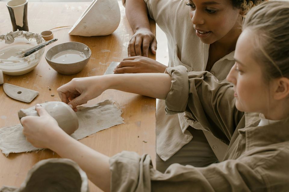 mujeres-aprenden-hacer-ceramica