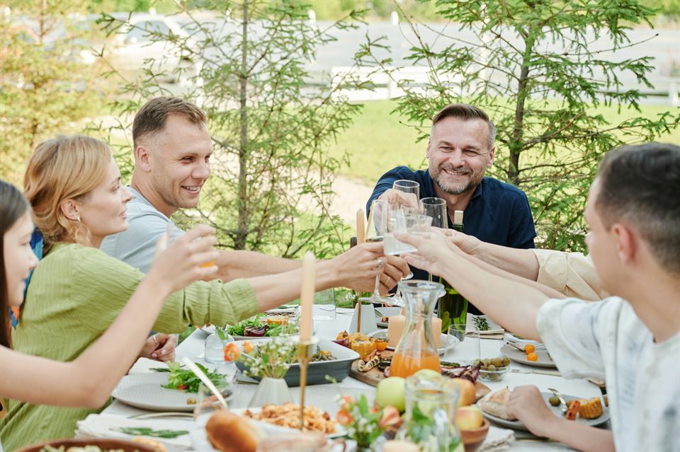 grupo-personas-celebran-almuerzo-en-un-alquiler-vacacional-grande-de-las-afueras