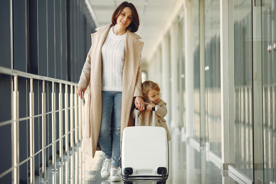 madre-e-hija-llevan-maleta-aeropuerto
