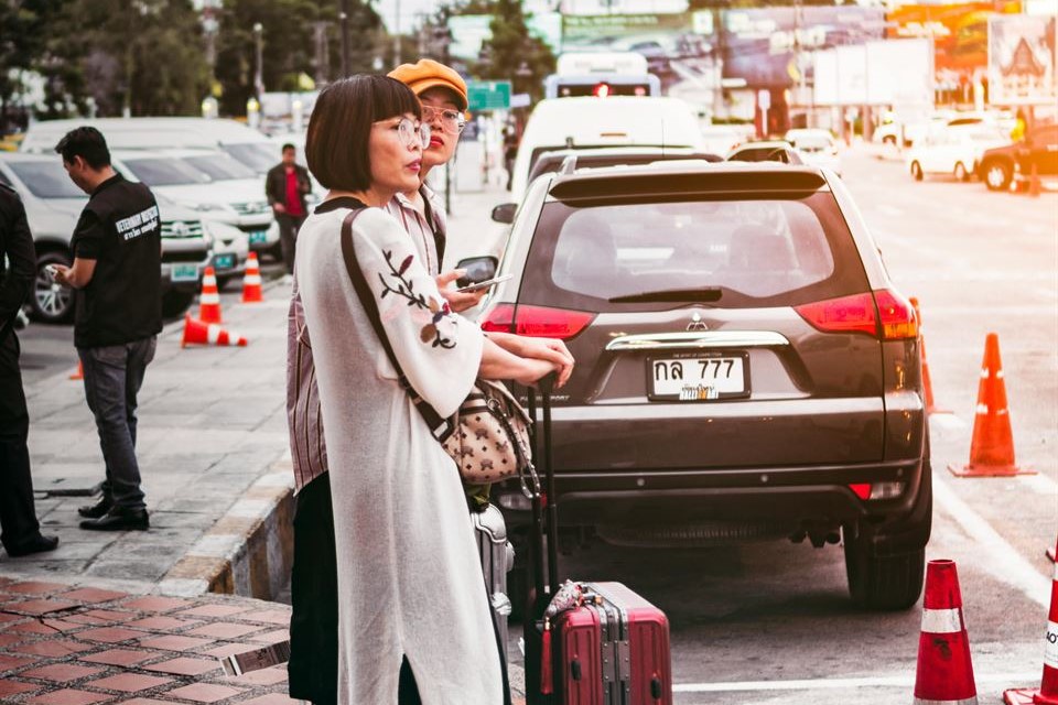 dos-turistas-esperan-medio-transporte