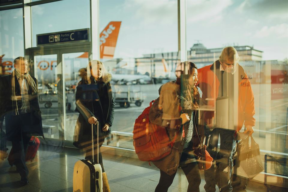 viajeros-llegand-aeropuerto