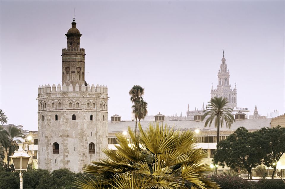 torre-del-oro-fondo-la-giralda-sevilla