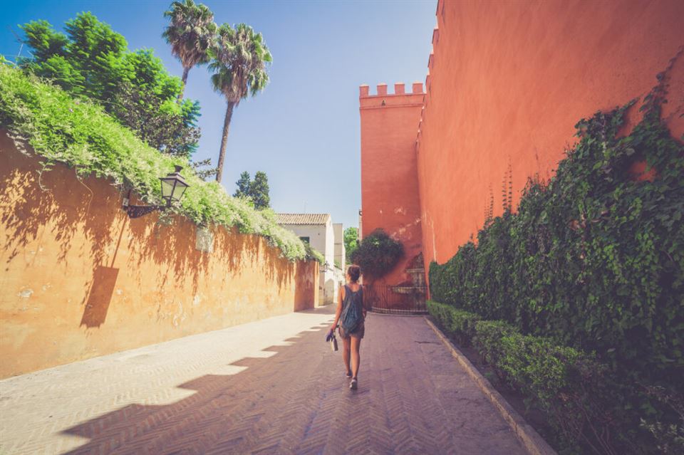 turista-pasea-por-santa-cruz-uno-de-los-mejores-barrios-de-sevilla-para-elegir-un-alquiler-vacacional