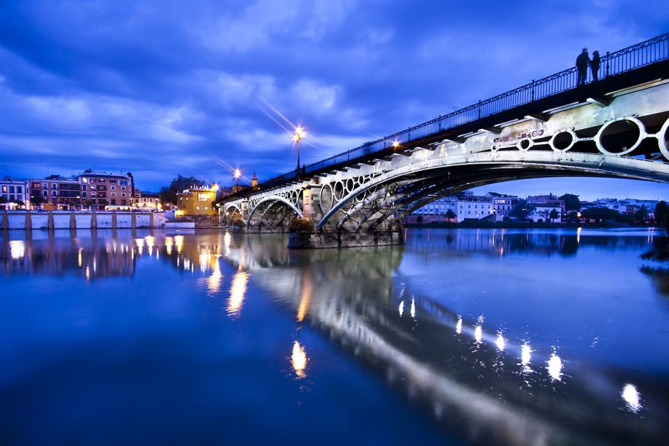 puente-triana-sevilla-iluminado-noche