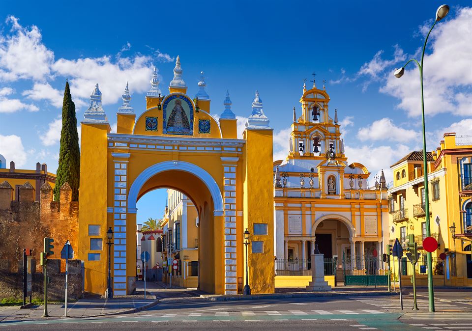 arco-de-la-macarena-basilica-al-fondo-virgen-macarena-sevilla