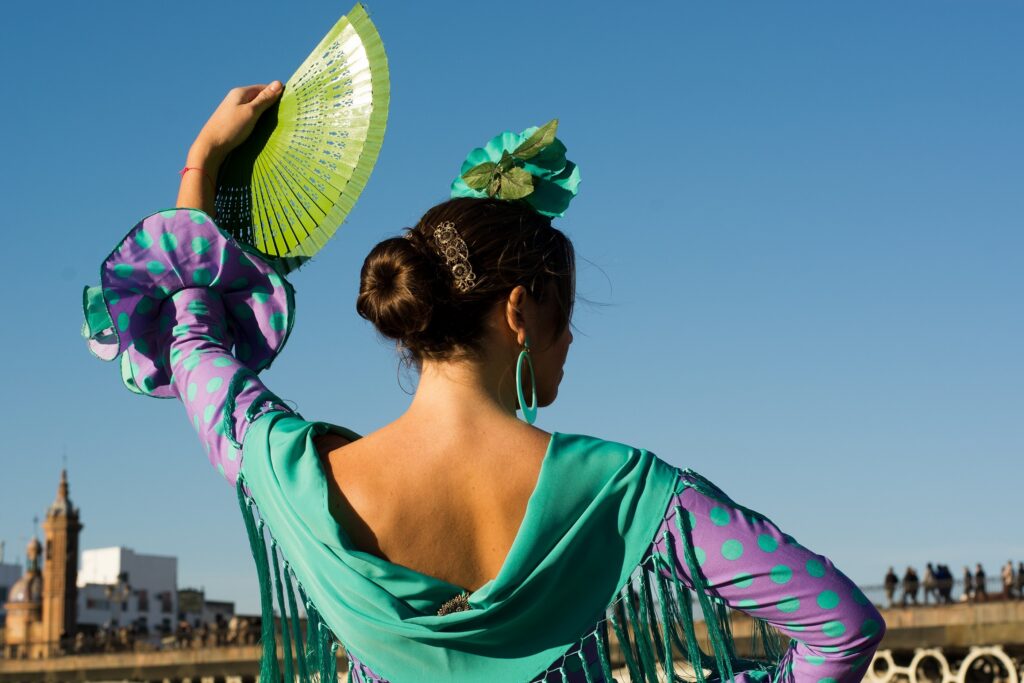 mujer-flamenca-levanta-abanico