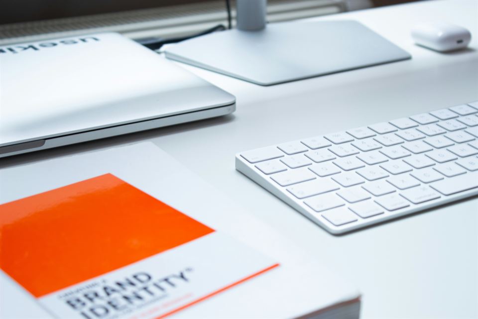 ordenador-sobremesa-apple-libro-titulo-branding