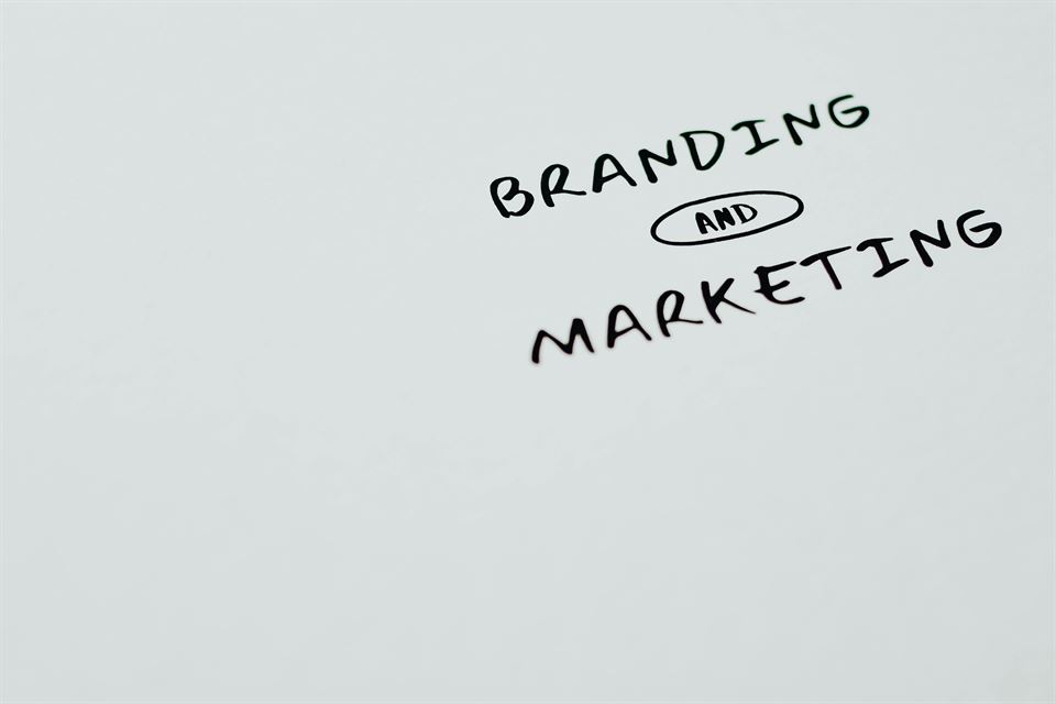 palabras-papel-en-blanco-branding-and-marketing