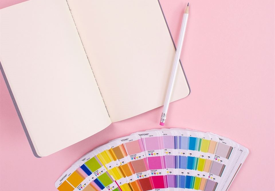 libreta-en-blanco-tonos-de-pintura-materiales-para-crear-tu-marca-para-tu-hostal-o-pensión