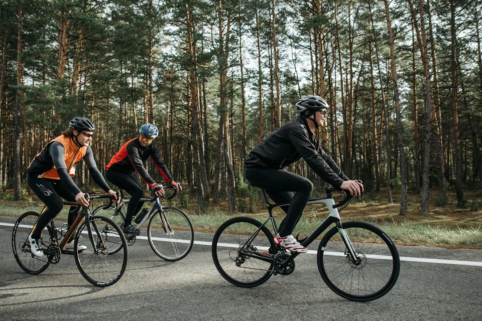grupo-de-personas-van-en-bici-ofrecer-servicios-extra-para-mejorar-la-experiencia-del-huésped-en-una-casa-rural