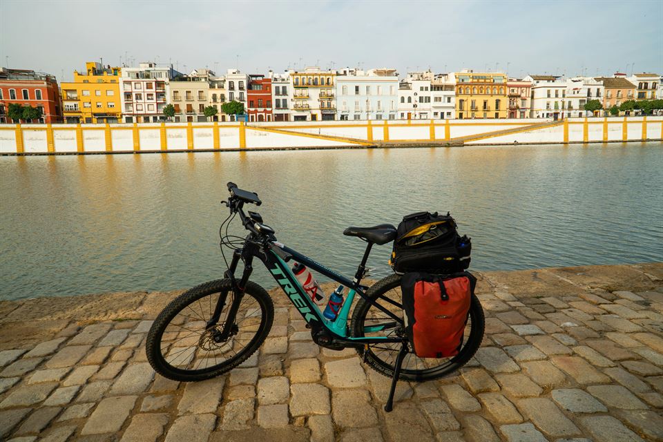 bicicleta-rio-guadalquivir-triana-al-fondo