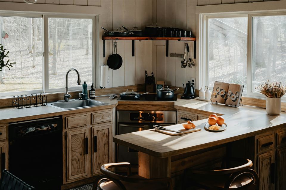 cocina-equipada-equipamiento-clave-de-un-alojamiento-rural