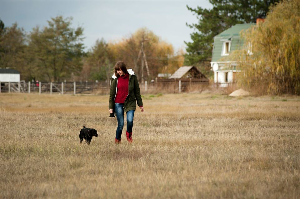 mujer-pasea-por-el-campo-con-perro