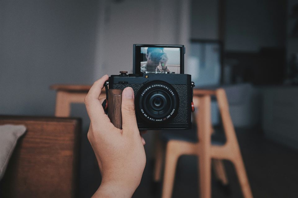 fotografo-hace-foto-de-una-mesa